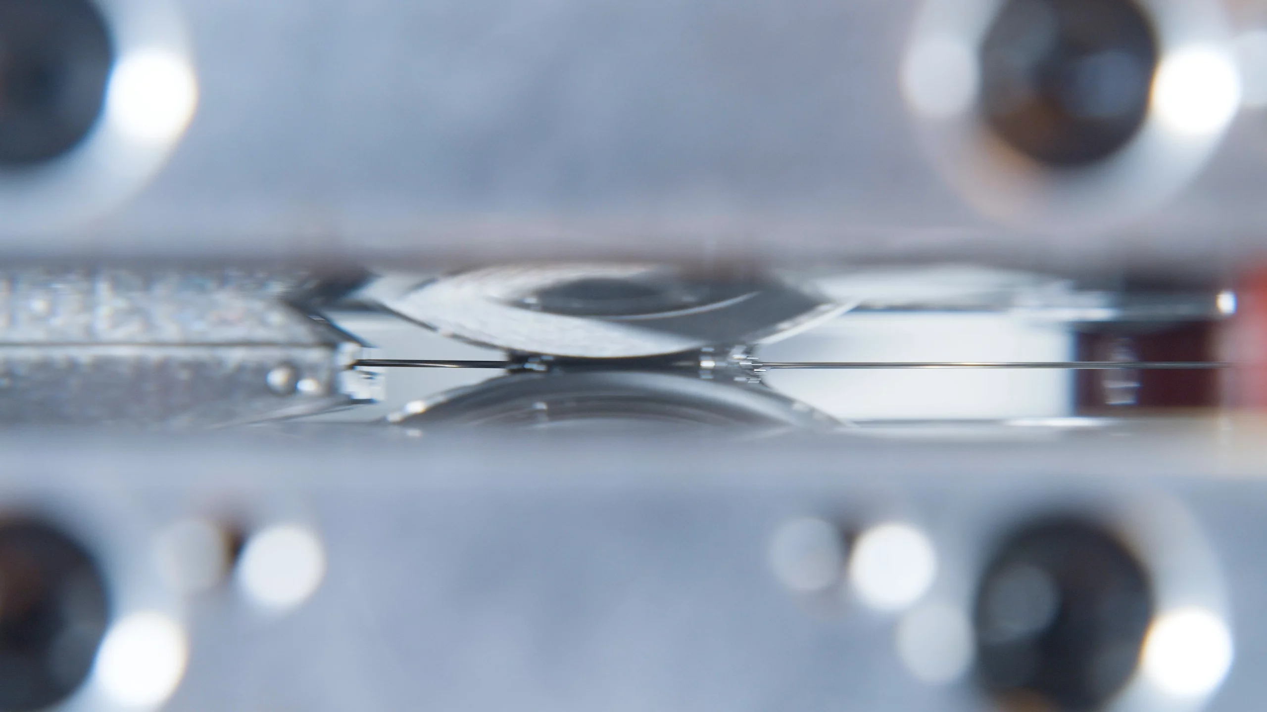 Die Felss-Walzanlagen ermöglichen Nanometer-Präzision für die Feinmechanik.